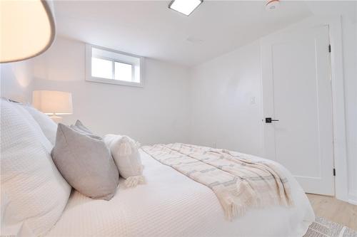 221 Federal Street, Hamilton, ON - Indoor Photo Showing Bedroom