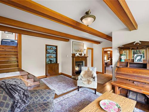 1560 Winchester Rd, Qualicum Beach, BC - Indoor Photo Showing Living Room With Fireplace