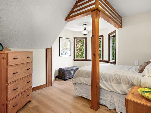 1560 Winchester Rd, Qualicum Beach, BC - Indoor Photo Showing Bedroom
