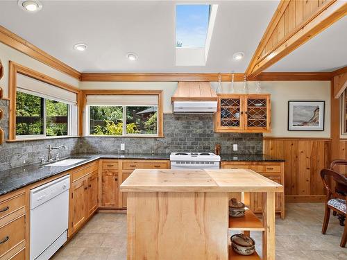 1560 Winchester Rd, Qualicum Beach, BC - Indoor Photo Showing Kitchen