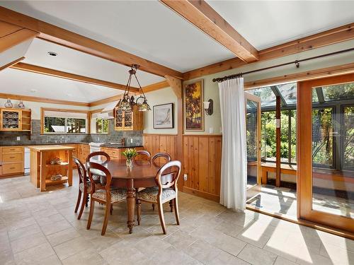 1560 Winchester Rd, Qualicum Beach, BC - Indoor Photo Showing Dining Room