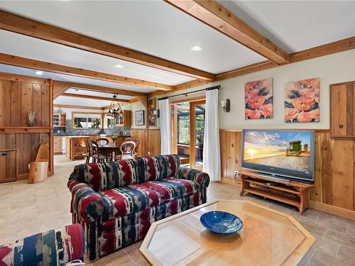 1560 Winchester Rd, Qualicum Beach, BC - Indoor Photo Showing Living Room