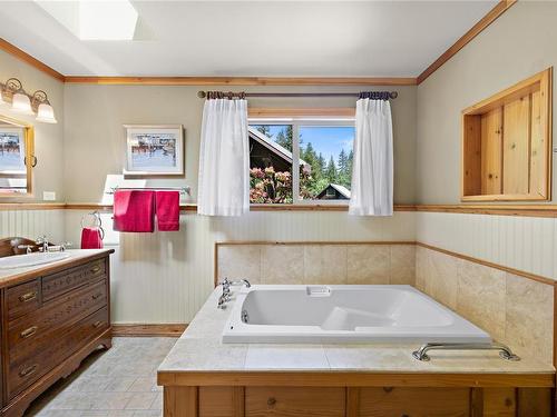 1560 Winchester Rd, Qualicum Beach, BC - Indoor Photo Showing Bathroom