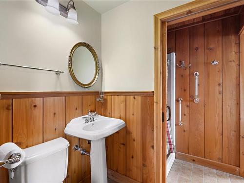 1560 Winchester Rd, Qualicum Beach, BC - Indoor Photo Showing Bathroom