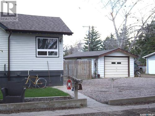 201 Main Street, Leader, SK - Outdoor With Exterior