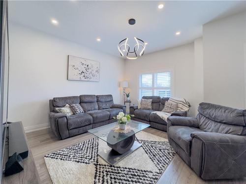 3293 Homestead Drive, Hamilton, ON - Indoor Photo Showing Living Room