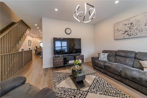 3293 Homestead Drive, Hamilton, ON - Indoor Photo Showing Living Room