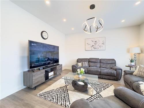 3293 Homestead Drive, Hamilton, ON - Indoor Photo Showing Living Room