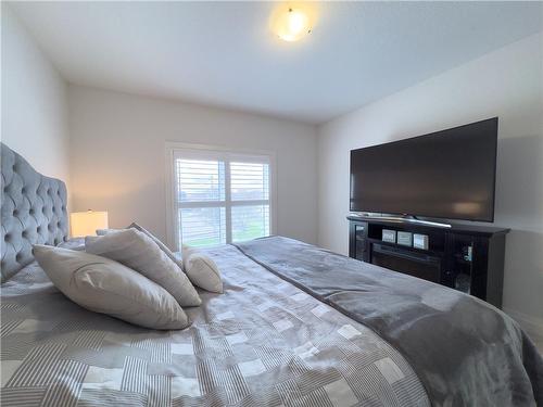 3293 Homestead Drive, Hamilton, ON - Indoor Photo Showing Bedroom
