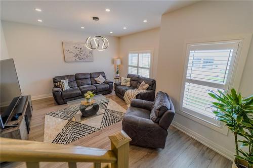 3293 Homestead Drive, Hamilton, ON - Indoor Photo Showing Living Room