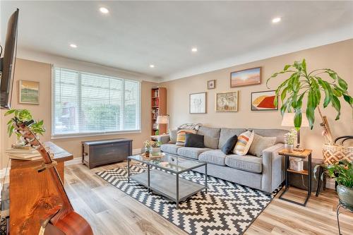 114 Salem Avenue, Hamilton, ON - Indoor Photo Showing Living Room