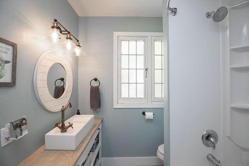 6 Lincoln Avenue, Brantford, ON - Indoor Photo Showing Bathroom