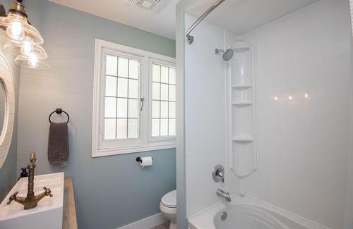 6 Lincoln Avenue, Brantford, ON - Indoor Photo Showing Bathroom