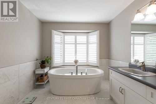 90 Carriage Hill Drive, London, ON - Indoor Photo Showing Bathroom