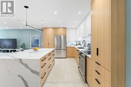 501 - 955 Millwood Road, Toronto, ON - Indoor Photo Showing Kitchen With Upgraded Kitchen