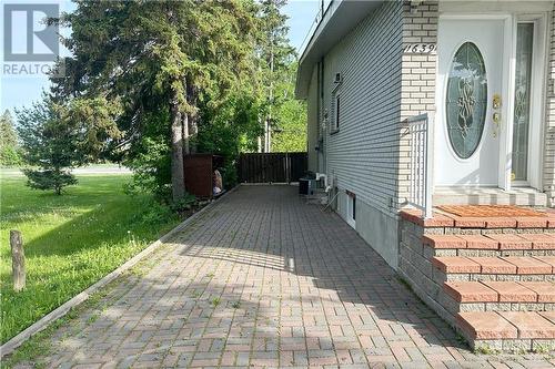 Extra-Long driveway - 1639 Baseline Road, Ottawa, ON - Outdoor