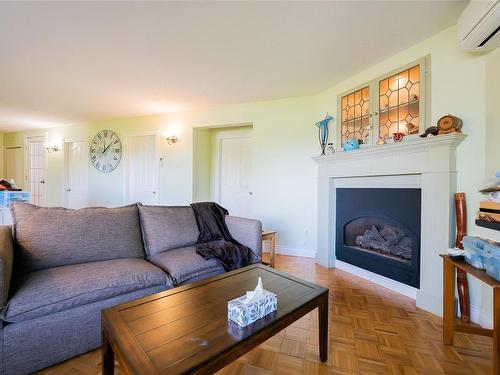 2189 Woodthrush Pl, Nanaimo, BC - Indoor Photo Showing Living Room With Fireplace