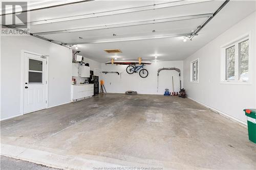 69 Thomas St, Dieppe, NB - Indoor Photo Showing Garage