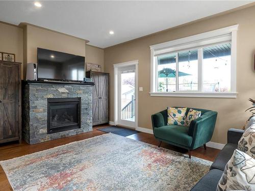 196 Oregon Rd, Campbell River, BC - Indoor Photo Showing Living Room With Fireplace