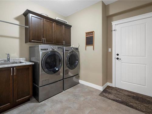 196 Oregon Rd, Campbell River, BC - Indoor Photo Showing Laundry Room
