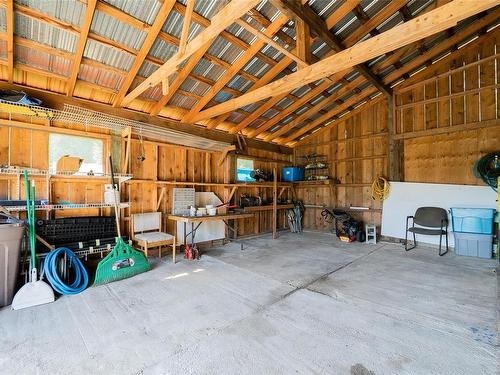 1050 Cedar Rd, Nanaimo, BC - Indoor Photo Showing Garage