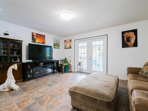 1050 Cedar Rd, Nanaimo, BC - Indoor Photo Showing Living Room