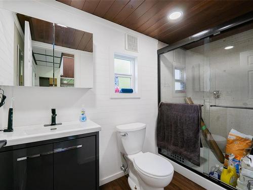 1050 Cedar Rd, Nanaimo, BC - Indoor Photo Showing Bathroom