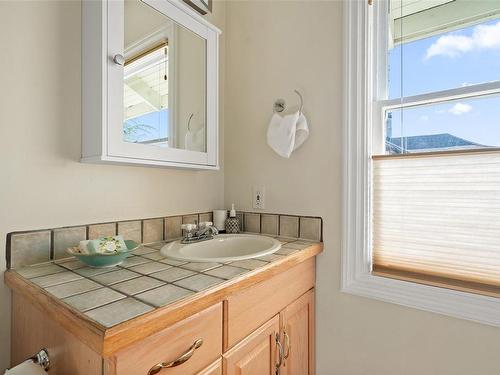 201-1120 Richardson St, Victoria, BC - Indoor Photo Showing Bathroom