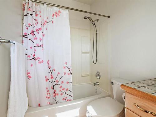 201-1120 Richardson St, Victoria, BC - Indoor Photo Showing Bathroom