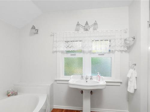 50 King George Terr, Oak Bay, BC - Indoor Photo Showing Bathroom