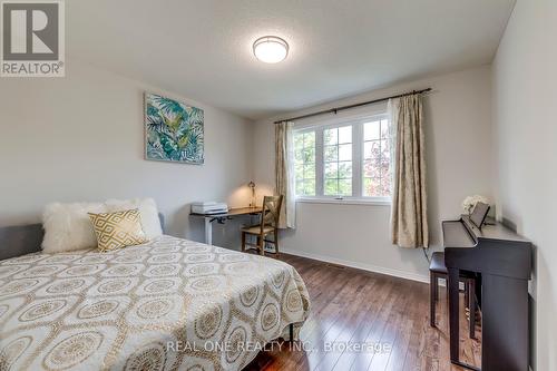 2124 Shorncliffe Boulevard, Oakville, ON - Indoor Photo Showing Bedroom