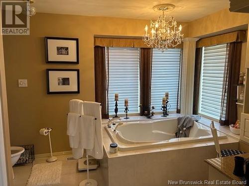 2556 Queen Elizabeth Drive, Bathurst, NB - Indoor Photo Showing Bathroom