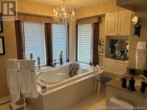 2556 Queen Elizabeth Drive, Bathurst, NB - Indoor Photo Showing Bathroom