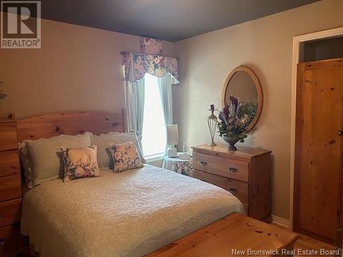 2556 Queen Elizabeth Drive, Bathurst, NB - Indoor Photo Showing Bedroom