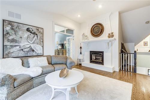 650 North Shore Boulevard E, Burlington, ON - Indoor Photo Showing Living Room With Fireplace