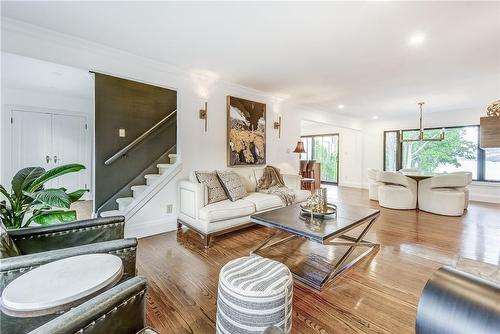 650 North Shore Boulevard E, Burlington, ON - Indoor Photo Showing Living Room