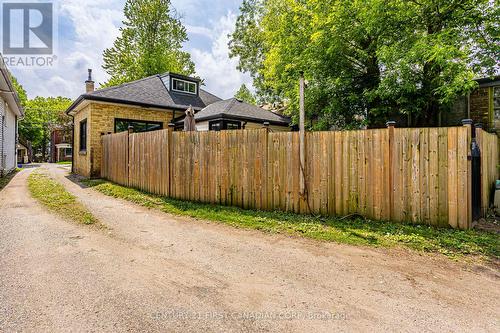 922 Dufferin Avenue, London, ON - Indoor Photo Showing Kitchen