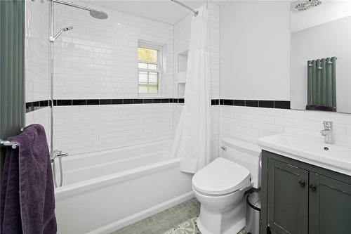 Bathroom - 266 Aberdeen Avenue, Hamilton, ON - Indoor Photo Showing Bathroom