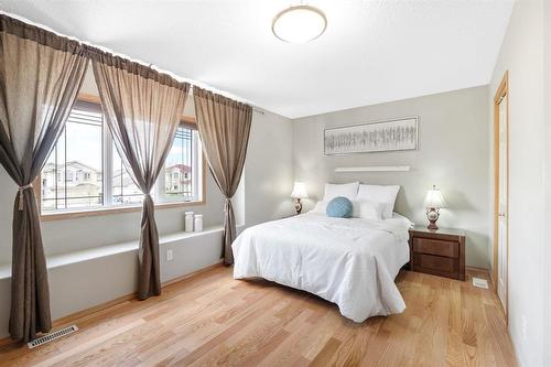 338 Bairdmore Boulevard, Winnipeg, MB - Indoor Photo Showing Bedroom