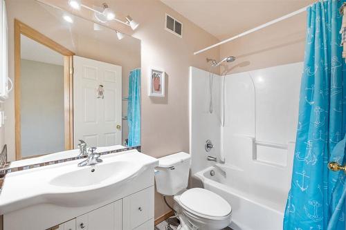 338 Bairdmore Boulevard, Winnipeg, MB - Indoor Photo Showing Bathroom