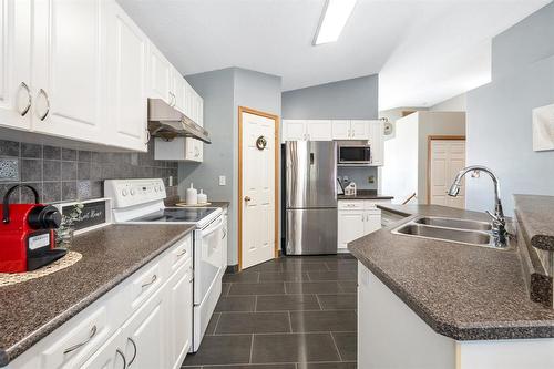 338 Bairdmore Boulevard, Winnipeg, MB - Indoor Photo Showing Kitchen With Double Sink