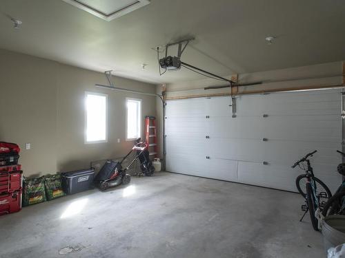 149 Greenpark Crescent, Thunder Bay, ON - Indoor Photo Showing Garage
