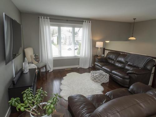 149 Greenpark Crescent, Thunder Bay, ON - Indoor Photo Showing Living Room