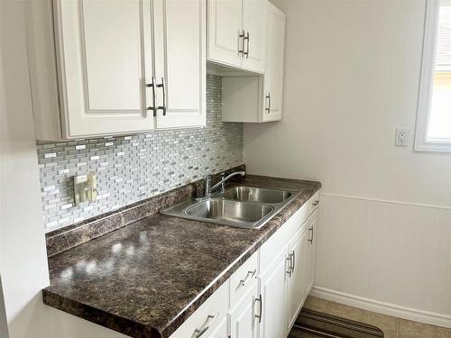283 Frederica Street E, Thunder Bay, ON - Indoor Photo Showing Kitchen With Double Sink