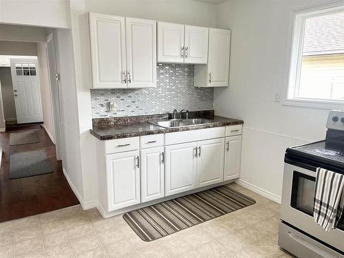 283 Frederica Street E, Thunder Bay, ON - Indoor Photo Showing Kitchen With Double Sink