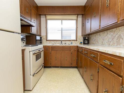 685 Dalhousie Drive, Thunder Bay, ON - Indoor Photo Showing Kitchen
