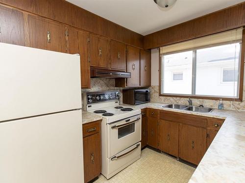 685 Dalhousie Drive, Thunder Bay, ON - Indoor Photo Showing Kitchen With Double Sink