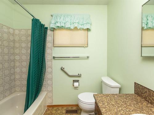685 Dalhousie Drive, Thunder Bay, ON - Indoor Photo Showing Bathroom