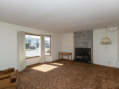 685 Dalhousie Drive, Thunder Bay, ON - Indoor Photo Showing Living Room With Fireplace