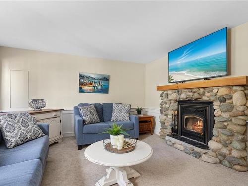 3341 Schooner Cove Dr, Nanoose Bay, BC - Indoor Photo Showing Living Room With Fireplace